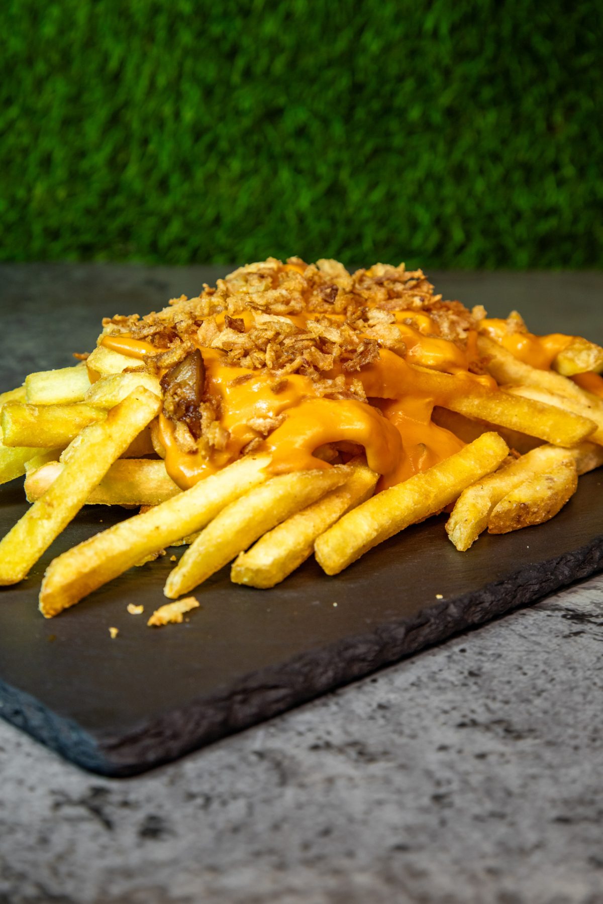 Cheddaros pirított hagymás sültkrumpli tál