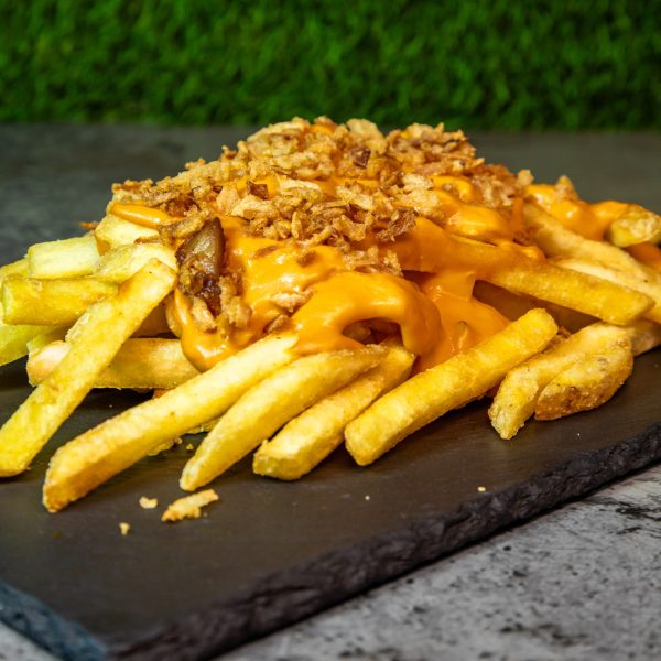 Cheddaros pirított hagymás sültkrumpli tál