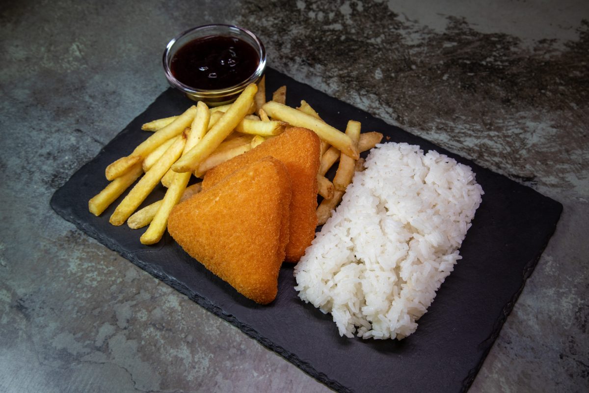 Rántott sajt rizzsel vagy sült krumplival áfonyával vagy tartárral