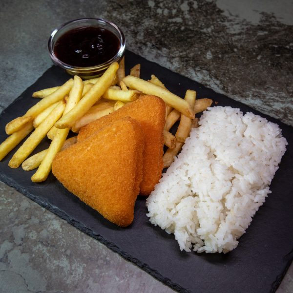 Rántott sajt rizzsel vagy sült krumplival áfonyával vagy tartárral